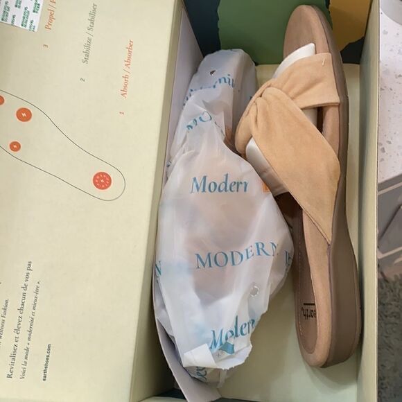 Earth Slip on Ecru Aida Suede Slide waccent😱😭😭 - Picture 7 of 12